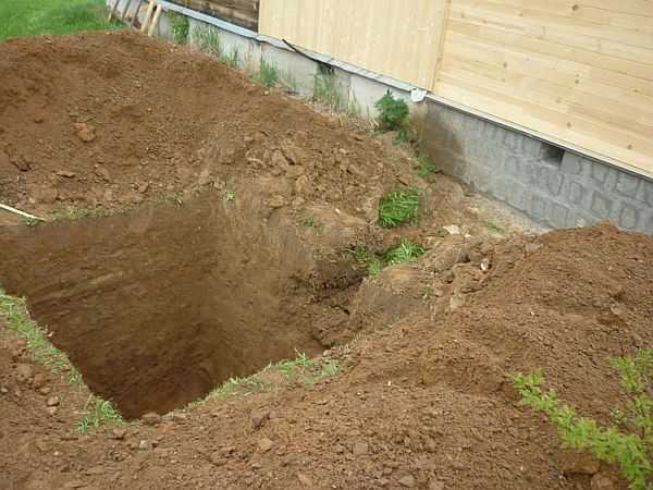 Para explorar el suelo para los cimientos por su cuenta, deberá cavar pozos similares a una profundidad de aproximadamente 2,5 metros.