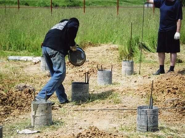 Habiendo expuesto el refuerzo y el encofrado, comienzan a verter hormigón.