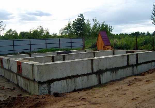 Para acelerar la construcción, a un nivel bajo del agua subterránea, la cinta se ensambla a partir de bloques de concreto confeccionados