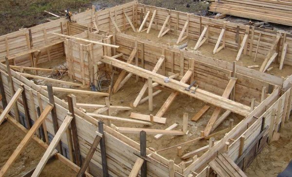 Fuera del encofrado, ponen topes y tirantes. En altitudes elevadas, se fabrican en varios niveles. Preste atención al grosor de la barra de soporte.