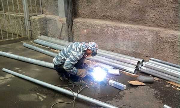 Es mejor soldar acero galvanizado al aire libre: la evaporación del zinc es muy dañina.