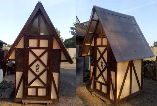 Baño de la calle del país en forma de casa holandesa