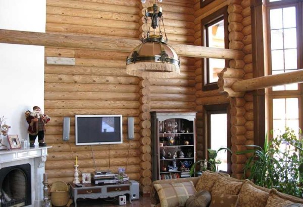 Questo interno di una casa in legno fatta di tronchi unisce modernità e classici, all'interno è accogliente e confortevole