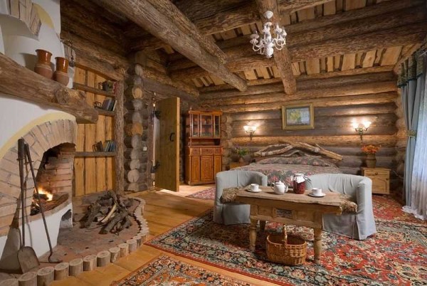 Decorar una casa de troncos dentro de esta casa es casi innecesario. En la foto - una casa de troncos en estilo rústico.