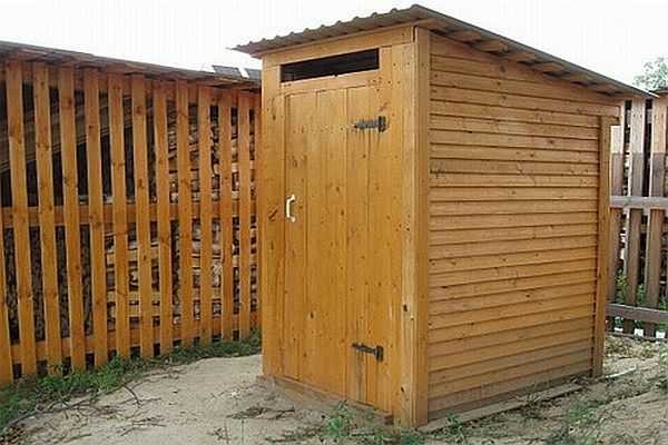 Ventana sobre la puerta, no solo para iluminación diurna, sino también para ventilación