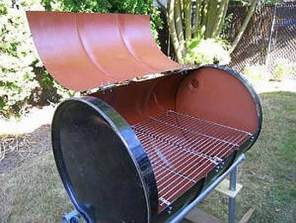 Barbecue da botte con coperchio. La produzione nei minimi dettagli coincide con il processo durante l'utilizzo