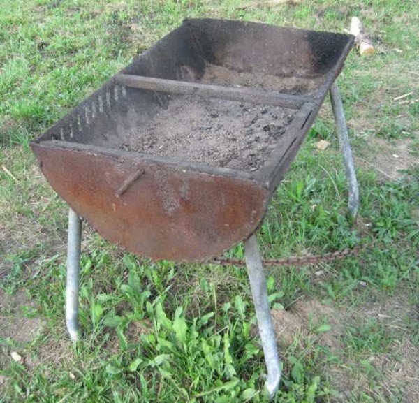 También puede hacer la parrilla más simple del barril: suelde las patas al corte a lo largo del recipiente y corte a lo largo de los bordes del hueco para el pincho