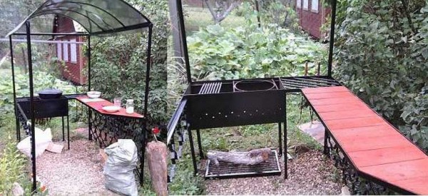 Barbacoa casera bajo dosel con cocina americana