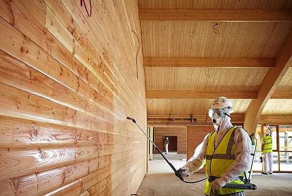 Lo más probable es que tenga que usar antisépticos, puede tomarlos con un pigmento colorante, al mismo tiempo enfatizar la belleza del patrón de madera.