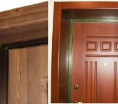 L'installazione delle pendenze delle porte in MDF o truciolare laminato è semplice e il risultato è meraviglioso