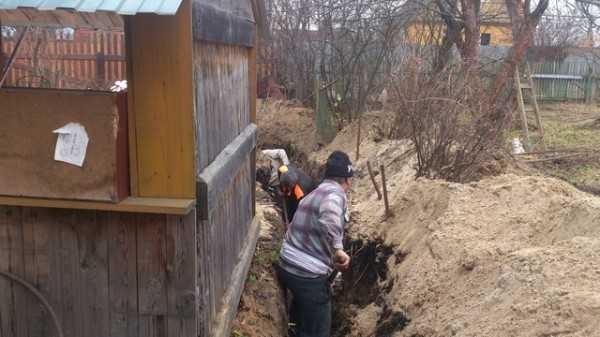 Al colocar la tubería por debajo de la profundidad de congelación, debe cavar una zanja profunda a lo largo de toda la ruta.