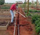 Antes de comenzar la instalación del sistema de suministro de agua en la casa de verano, las tuberías se colocan en los lugares correctos.