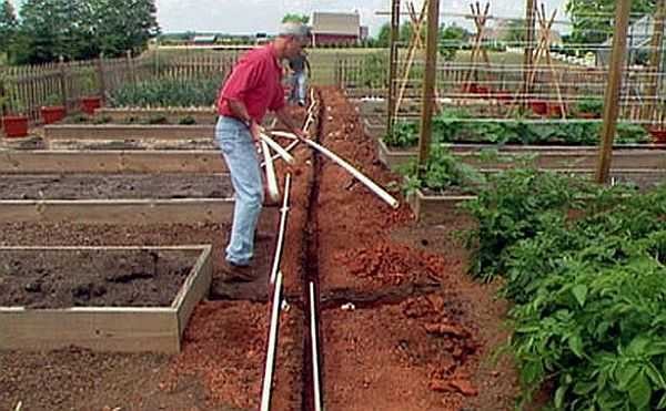 Antes de comenzar la instalación del sistema de suministro de agua en la casa de verano, las tuberías se colocan en los lugares correctos.