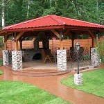 Gazebo hexagonal sobre pilares de piedra