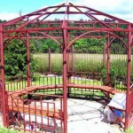 È raro vedere un gazebo metallico fatto di tubi tondi