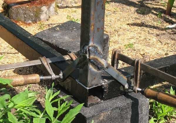 Método de fijación de bastidores verticales con brazos de montaje.