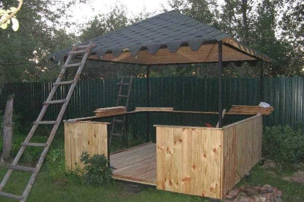 Foto di un gazebo in metallo e legno: il risultato del lavoro