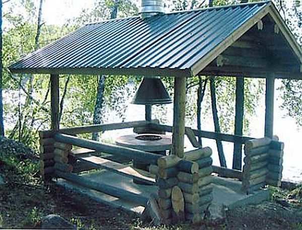 Gazebo estivo rettangolare in legno tondo sotto un tetto a due falde