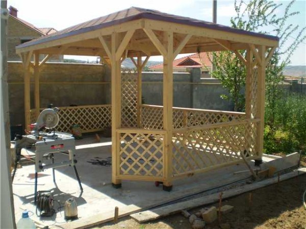 Questo è un gazebo con struttura in legno senza pavimento. Si prega di notare che il tetto è quadrangolare e il gazebo stesso è con angoli smussati