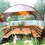 Questo è probabilmente il gazebo più semplice: due tubi piegati che vengono fissati sul retro delle panchine da giardino. Il policarbonato è attaccato ai tubi. Il gazebo da giardino estivo è pronto