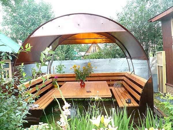 Questo è probabilmente il gazebo più semplice: due tubi piegati che vengono fissati sul retro delle panchine da giardino. Il policarbonato è attaccato ai tubi. Il gazebo da giardino estivo è pronto