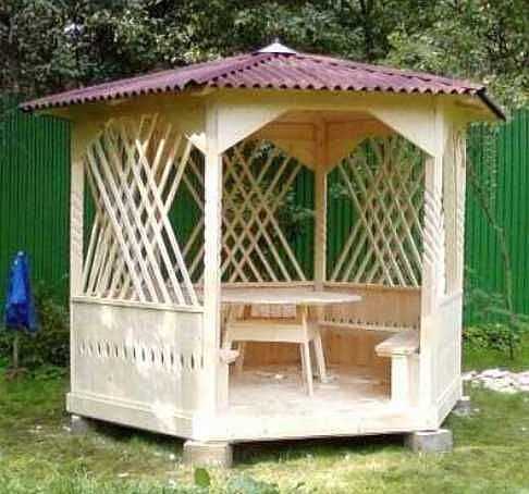 Anche questo è un gazebo in legno, ma con pavimento in legno. Pertanto, è sollevato su supporti. La parte superiore è originariamente finita in esso: la rilegatura di tavole sottili lavorate sembra ottima.