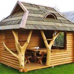 Per gli amanti delle soluzioni non standard, è anche un gazebo in legno tondo, all'interno del quale sono perfettamente inscritti due alberi