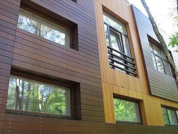 Il rivestimento in legno di una casa può avere un aspetto completamente fuori standard: diversi colori e dimensioni, diverse direzioni. È semplice e l'effetto è sorprendente