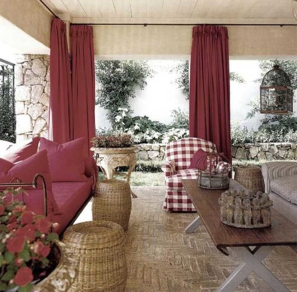 La terraza abierta está enmarcada con cortinas, pero están ocultas detrás de columnas.