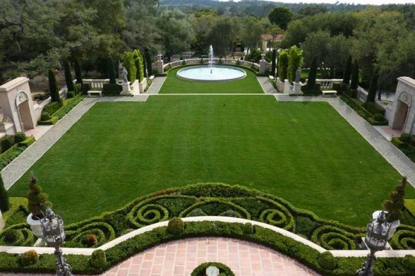 El césped del parterre es uno de los más decorativos y elegantes