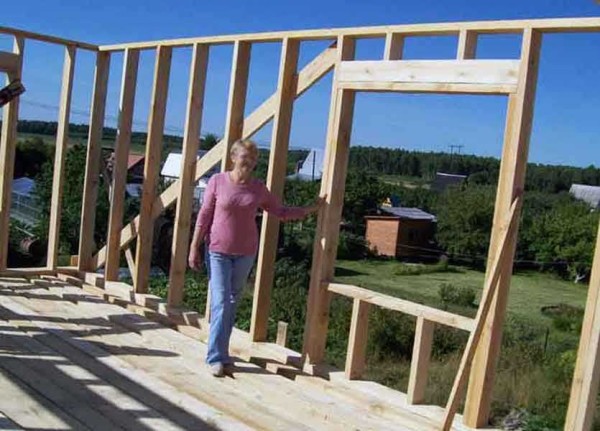 I pilastri rinforzati vicino a finestre e porte sono un must. Solo in questo modo una casa di legno autocostruita sarà affidabile