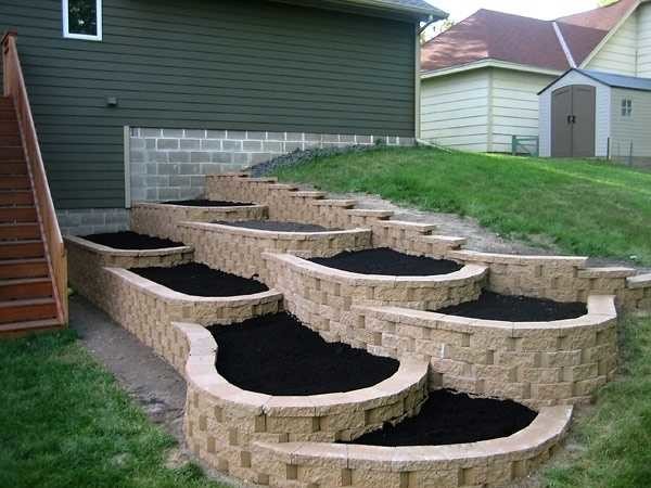 Cama de flores con gradas de calle de forma compleja