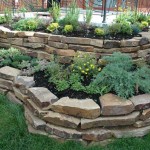 La piedra caliza astillada alrededor de los macizos de flores se ve genial. Los macizos de flores de piedras con sus propias manos se pueden hacer en una forma geométrica o no estándar