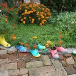 Las botas de goma pequeñas, viejas y con goteras con flores plantadas en ellas también serán una decoración maravillosa para un jardín o patio.