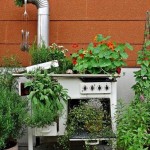 Resulta que una vieja estufa de gas puede convertirse en la base para una plantación de flores en varios niveles.