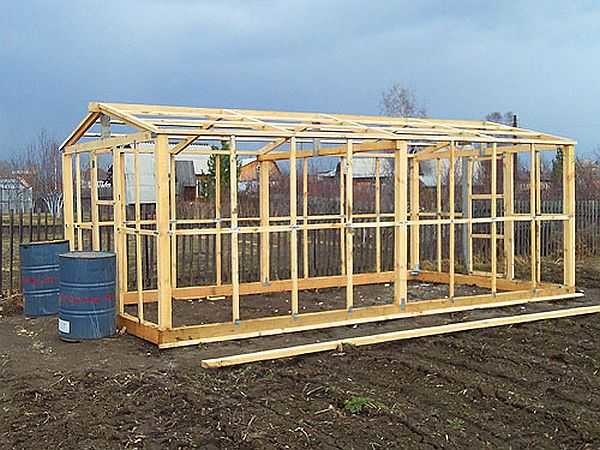 Los invernaderos con estructura de madera generalmente se construyen como una casa.