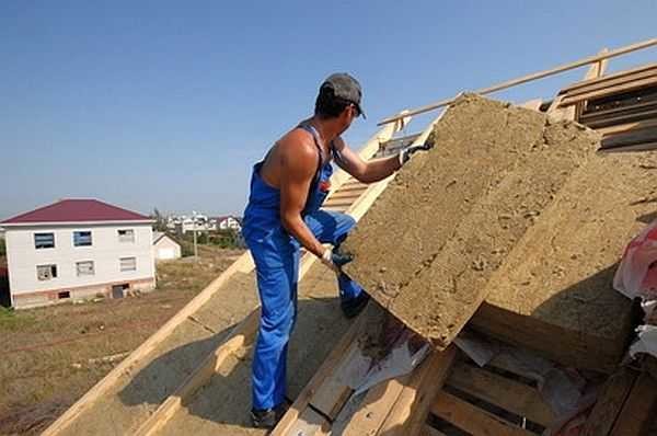 Aislamiento del techo del ático desde el exterior: es fácil de trabajar, el material se coloca en la caja forrada desde abajo