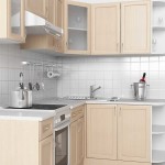 La combinazione di sfumature di beige e bianco: un design classico per piccole cucine