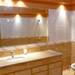 Fasci di luce nei punti giusti - e il design del bagno diventa insolito