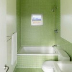 Una combinazione di tessere di mosaico e una tonalità più chiara di tessere di grandi dimensioni. Il design del bagno verde si è rivelato un successo