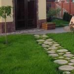 Y todos en la granja tienen moldes para ese camino: corte botellas de agua en cilindros, colóquelas según sea necesario y llénelas con una solución: hermosa y barata