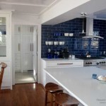 Piastrelle blu scuro in una cucina bianca - contrastanti e insolite