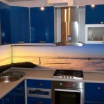 La cocina azul se complementa orgánicamente con un delantal de plástico que captura el amanecer.