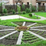 Las plantaciones y los caminos claros son la base de cualquier jardín ornamental.