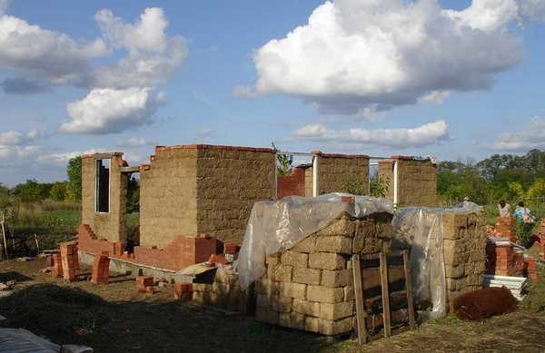 La casa di adobe è 100% ecologica, calda ed economica. Fiaba, non tecnologia