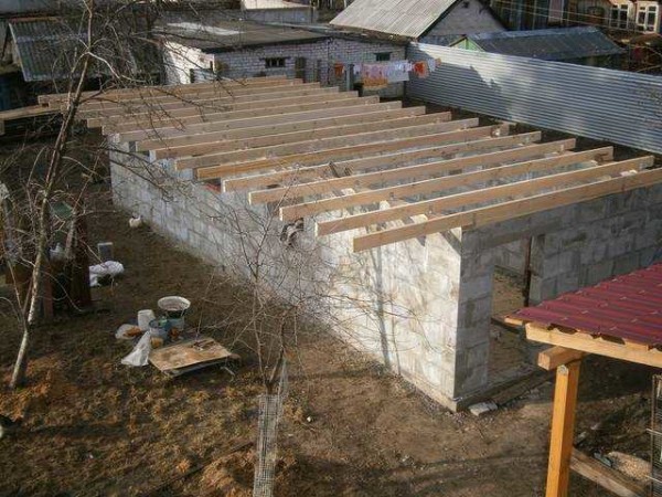 Aquellos que realmente van a criar aves de corral deberían pensar en construir un gallinero de hormigón celular: es ligero, cálido