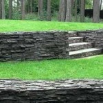 Decoración de muro de contención con piedra rasgada