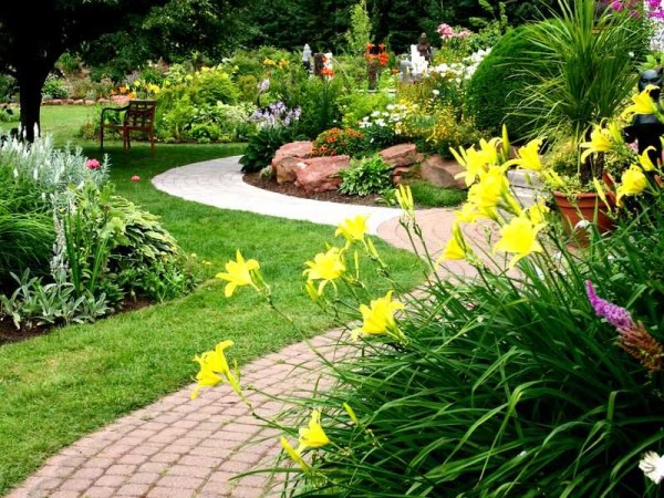 Aiuole, aiuole, cordoli, giardini rocciosi, scivoli e sentieri del giardino: questo è ciò che può essere usato per decorare il sito