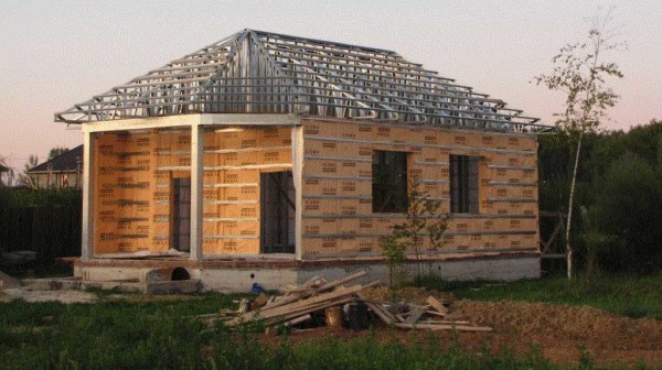 El marco de la casa hecho de metal está ensamblado, el trabajo en el aislamiento de la pared se ha comenzado parcialmente