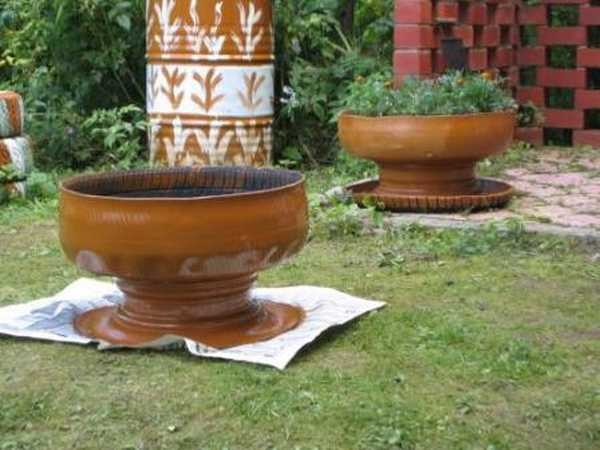 Vaso di fiori da una vecchia ruota di automobile